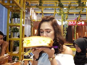 Pose Cantik Luna Maya Bersama Makanan hingga Tampilan Kue yang Gagal Total
