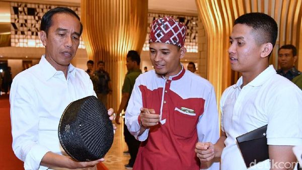 Saat Jokowi Kepincut Peci Turki yang Tak Mau Diambil Sebagai Hadiah