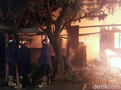 Sebuah Warung dan Gudang Penyimpanan Kayu Ludes Terbakar