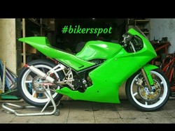 Kawasaki Ninja 150 RR Bergaya Motor Balap, Keren Juga!