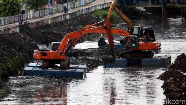 Lancarkan Aliran Sungai, Lumpur BKB Dikeruk