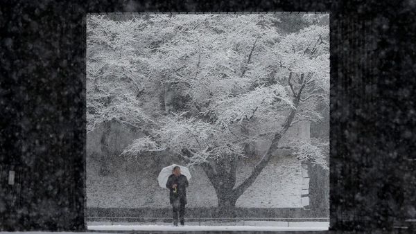 Foto: Istana Kaisar Jepang Memutih karena Salju