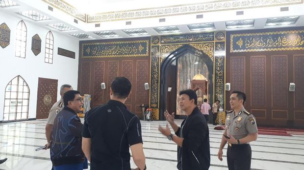 Kabareskrim diajak melihat masjid Polda Jatim yang baru