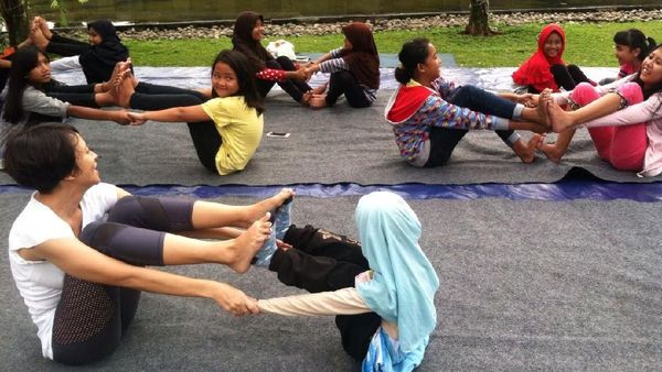 Gemasnya Melihat Anak-anak Melakukan Gerakan Yoga