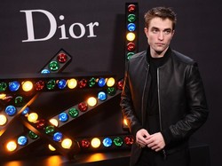 Muach! Robert Pattinson Kepergok Ciuman dengan Suki Waterhouse