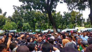 Sopir Angkot Geruduk Balai Kota DKI, Protes Penutupan Jalan
