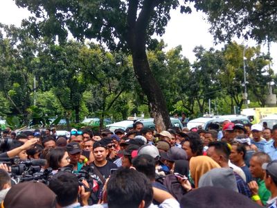 Sopir Angkot Geruduk Balai Kota DKI, Protes Penutupan Jalan