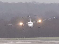 Detik-detik Pesawat Mendarat Darurat di Pantai Maryland AS