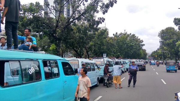 Saat Pangkalan Angkot Tanah Abang Pindah ke Depan Balai Kota DKI