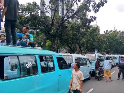 Saat Pangkalan Angkot Tanah Abang Pindah ke Depan Balai Kota DKI