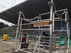 Di sisi lintasan lapangan tampak rangka-rangka untuk tempat duduk pemain (bench), juga area teknis wasit dan ofisial pertandingan.