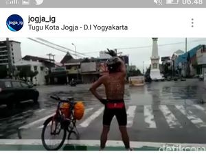 Beredar Video Pegowes Telanjang Dada Joget Asyik di Simpang Tugu Yogya
