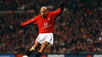Kehebatan Juan Sebastian Veron dikenal kala membela Parma dan Lazio di Serie A. Itu sebabnya MU membelinya seharga 28,1 juta Pound pada Juli 2001. Dua musim berselang, ia dilepas ke Chelsea dengan harga miring, yakni 15, juta Pound saja. Foto: Clive Brunskill/Getty Images