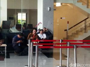 Zumi Zola Kembali Datangi KPK Zumi Zola Kembali Datangi KPK