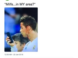 Dalam meme ini Ronaldo yang sedang bercermin dengan kamera depan ponsel justru diduga mengakses situs kencan. (Foto: Internet)