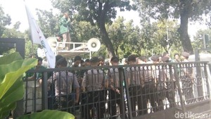 Balai Kota Gempa, Mahasiswa Tetap Demo 100 Hari Anies-Sandi