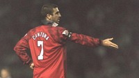Begitu juga Eric Cantona, yang dikenal sebagai salah satu pemilik nomor 7 keramat MU. Bisa mempersembahkan banyak gelar semasa di klub, ia juga belum pernah bermain di Piala Dunia bersama Timnas Prancis. (Foto: Anton Want/Allsport)