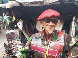 Penarik Becak Legendaris Bergaya Tentara Sering Disebut Gila