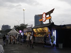 Rintik Hujan Temani Penonton Antre Masuk Konser The XX