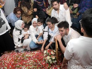 Tangis Haru Iringi Pemakaman Sys NS