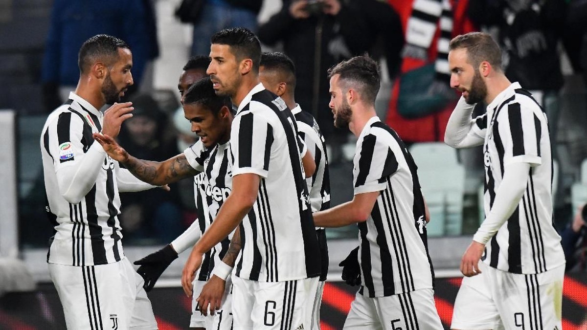Pemain Juventus merayakan gol Douglas Costa ke gawang Genoa (Foto: Alessandro Sabattini/Getty Images)