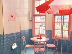 Kafe Serba Pink​ Bertema Kolam Renang​ dan Telur dalam Kopi yang Ampuh Turunkan Berat Badan