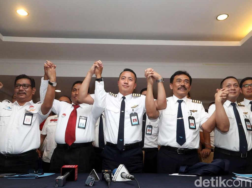 Pilot Garuda Teken Pernyataan Tidak Mogok Kerja saat Mudik Pilot Garuda Teken Pernyataan Tidak Mogok Kerja saat Mudik