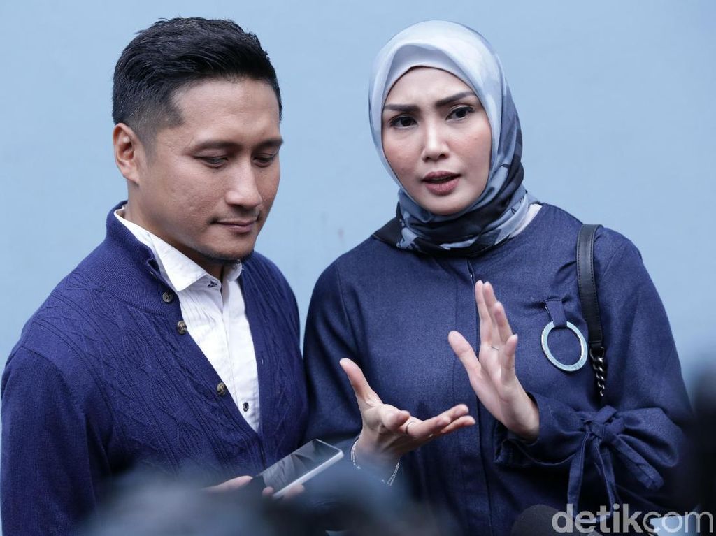 Arie Untung Datangi Polda Metro Jaya, Laporkan Salah Satu Suami Artis? Arie Untung Datangi Polda Metro Jaya, Laporkan Salah Satu Suami Artis?