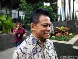 Hanya 1 Jam Diperiksa KPK, Perantara Suap Emirsyah Irit Bicara