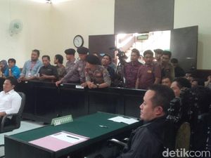 Terdakwa Kasus Demo Berlogo Palu Arit Divonis 10 Bulan Penjara Terdakwa Kasus Demo Berlogo Palu Arit Divonis 10 Bulan Penjara