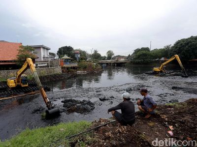 Cegah Sedimentasi, Pengerukan Kali Krukut Terus Dilakukan