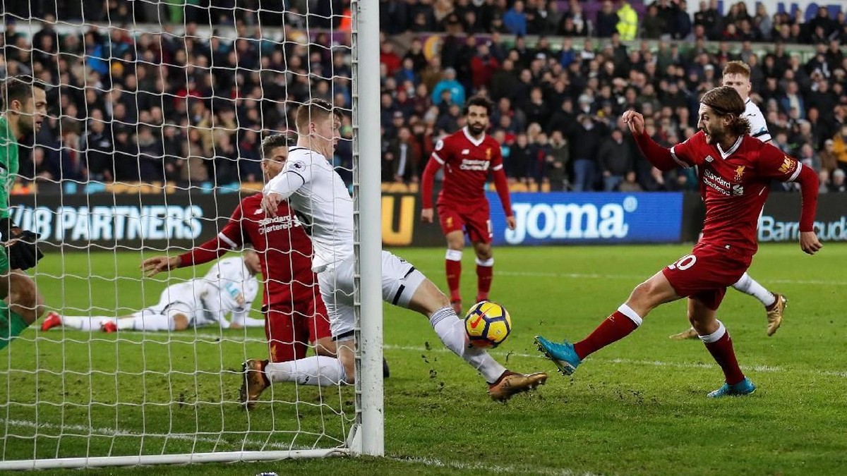 Barisan belakang Swansea City menggagalkan peluang Adam Lallana (Matthew Childs/Action Images via Reuters)
