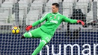 Wojciech Szczesny mendapat gaji 4 juta euro per tahun. Si kiper terikat kontrak sampai 2021. (Foto: Alessandro Sabattini/Getty Images)