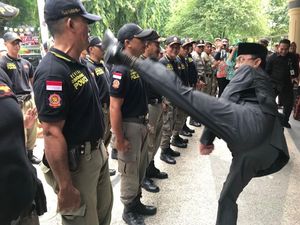 Heboh Atraksi Tendangan Wali Kota Mataram Heboh Atraksi Tendangan Wali Kota Mataram