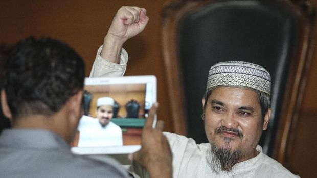 Terdakwa kasus dugaan ujaran kebencian Jon Riah Ukur (Jonru Ginting), di Pengadilan Negeri Jakarta Timur, Senin (22/1).