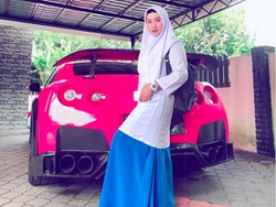 Hijabers Cantik Ini Pakai Seragam Sekolah Naik Nissan GT-R