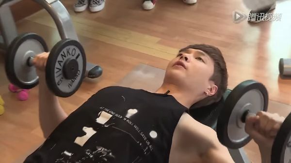 Foto: Ayo Siapapun Bisa Coba Olahraga Ala Lay EXO!
