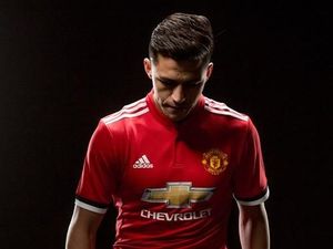 Alexis Sanchez Ditantang Main di Kandang Klub Divisi Empat Liga Inggris