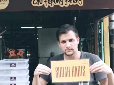 Bukan Restoran Mewah, 8 Artis Ini Pilih Berbisnis Warung Kaki Lima