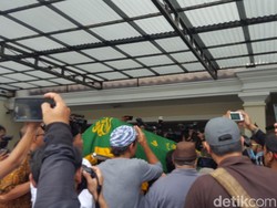 Jenazah Sys NS Tiba di Rumah Duka di Kemang