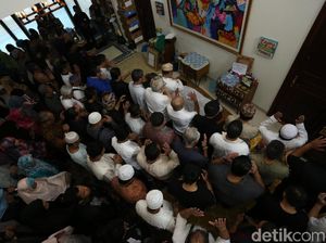 Sebelum Dimakamkan, Sys NS Disalatkan di Rumah Sebelum Dimakamkan, Sys NS Disalatkan di Rumah