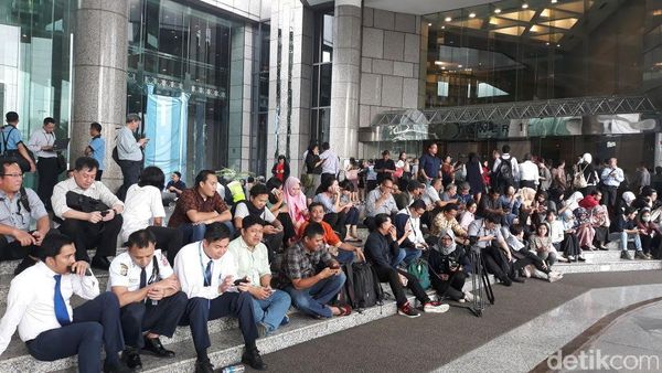 Pegawai di Gedung BEI Berhamburan Pasca Gempa