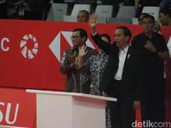 Serahkan Raket ke Alan Budikusuma, Jokowi Resmikan Istora Senayan