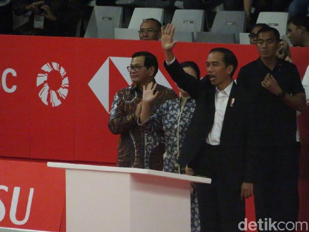 Serahkan Raket ke Alan Budikusuma, Jokowi Resmikan Istora Senayan Serahkan Raket ke Alan Budikusuma, Jokowi Resmikan Istora Senayan