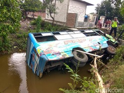 Pecah Ban, Bus Mini Jurusan Surabaya-Mojokerto Masuk Sungai