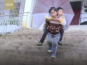 Kisah Haru Gadis 9 Tahun yang Setiap Hari Gendong Kakaknya ke Sekolah