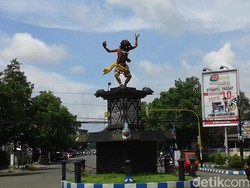 Patung Khas Bumi Reog Hiasi Perempatan Kota Ponorogo