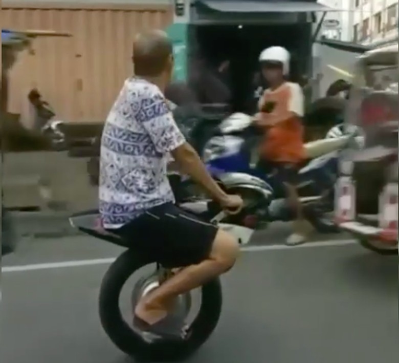 Motorsport Ini Hanya Punya 1 Roda Motorsport Ini Hanya Punya 1 Roda