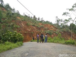 Jalur Kampak-Munjungan Trenggalek Tertimbun Longsor Mulai Dibersihkan