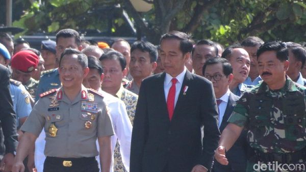 Potret Presiden Jokowi Diapit Kapolri dan Panglima TNI